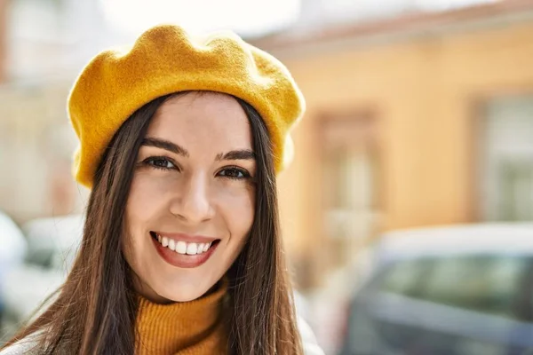 Jong Hispanic Meisje Glimlachen Gelukkig Staan Stad — Stockfoto