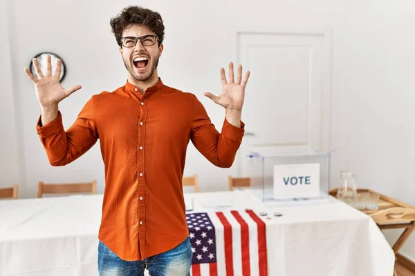 Hispanic Man Standing Election Room Crazy Mad Shouting Yelling Aggressive — Fotografia de Stock