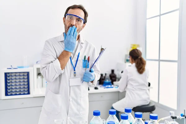Homem Meia Idade Trabalhando Laboratório Cientista Cobrindo Boca Com Mão — Fotografia de Stock
