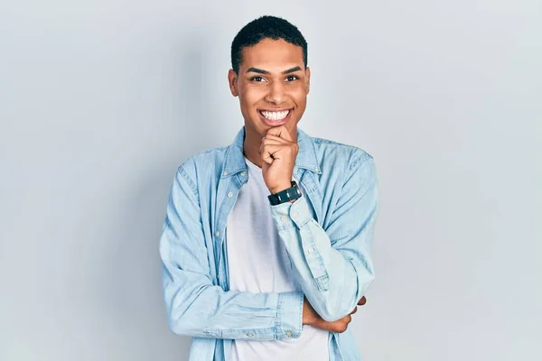 Mladý Afroameričan Neformálním Oblečení Sebevědomě Usmívající Kameru Zkříženýma Rukama Rukou — Stock fotografie