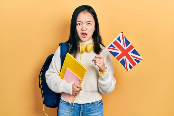 Młody Chiński Dziewczyna Wymiana Student Gospodarstwa Flaga Szoku Twarzy Patrząc — Zdjęcie stockowe