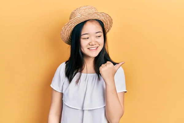 Menina Chinesa Jovem Usando Chapéu Verão Sorrindo Com Rosto Feliz — Fotografia de Stock