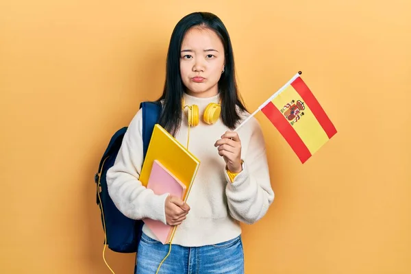 Joven Estudiante China Intercambio Con Bandera España Deprimida Preocupada Por —  Fotos de Stock