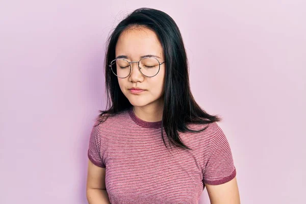 Молодая Китаянка Носит Повседневную Одежду Очки Рукой Животе Потому Несварение — стоковое фото