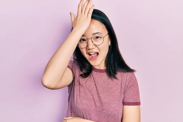 Menina Chinesa Jovem Vestindo Roupas Casuais Óculos Surpresos Com Mão — Fotografia de Stock