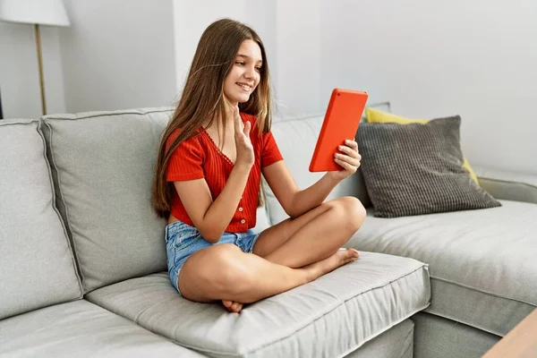 Evde touchpad kullanan sevimli bir kız var.