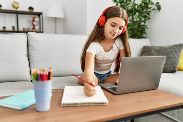 Evde Dizüstü Bilgisayar Kullanarak Ödevi Yapan Sevimli Bir Kız — Stok fotoğraf