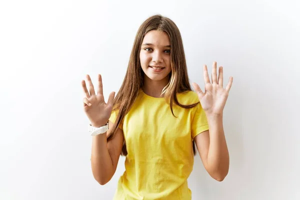 年轻的黑发少女站在孤独的背景上 用9号手指指指指点点 面带微笑 自信而快乐 — 图库照片