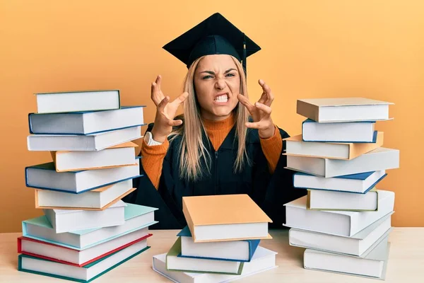 Young Caucasian Woman Wearing Graduation Ceremony Robe Sitting Table Shouting — Stock Photo, Image
