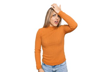 Gündelik giysiler giyen genç beyaz kadın hata sonucu elleri kafalarında şaşırdı. Hatayı hatırla. Unuttum, kötü hafıza kavramı. 