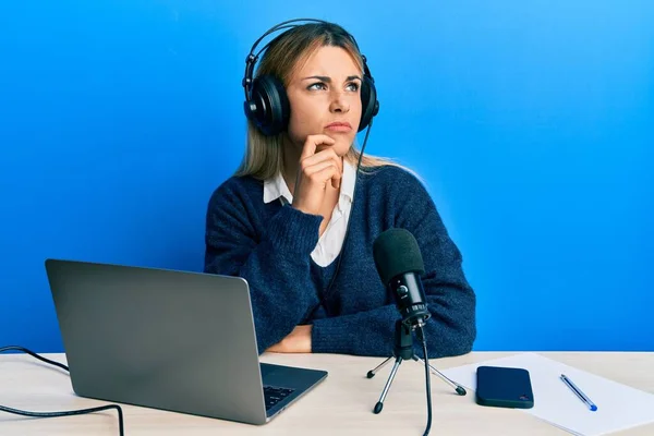 Junge Kaukasische Frau Die Radiostudio Arbeitet Denkt Konzentriert Mit Dem — Stockfoto