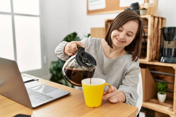 Μελαχρινή Γυναίκα Σύνδρομο Πίνει Ένα Φλιτζάνι Καφέ Στο Γραφείο Των — Φωτογραφία Αρχείου