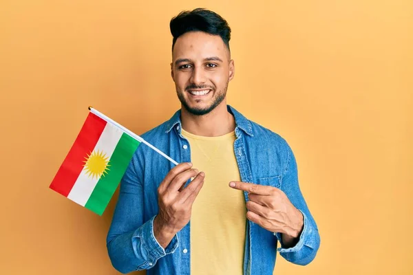 Jovem Árabe Homem Segurando Kurdistan Bandeira Sorrindo Feliz Apontando Com — Fotografia de Stock