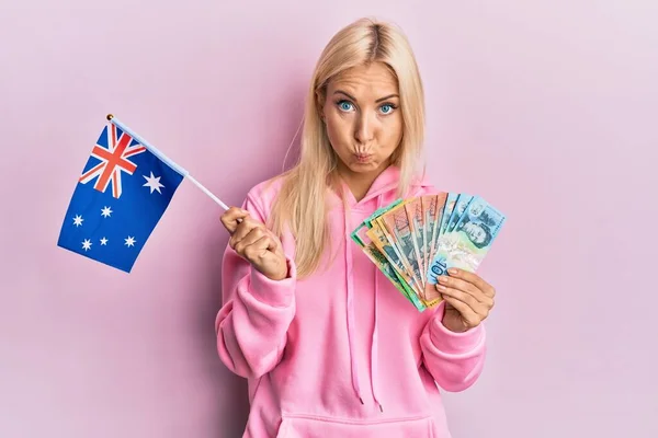 Νεαρή Ξανθιά Γυναίκα Αυστραλιανή Σημαία Και Δολάρια Φουσκώνει Μάγουλα Αστεία — Φωτογραφία Αρχείου