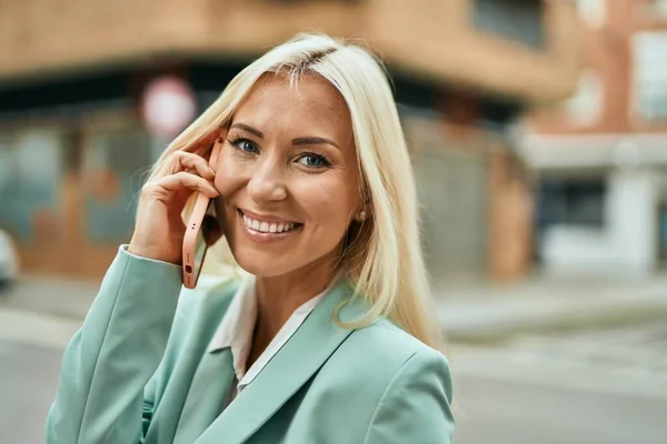 Genç Sarışın Kadını Gülümsüyor Şehirdeki Akıllı Telefondan Konuşuyor — Stok fotoğraf