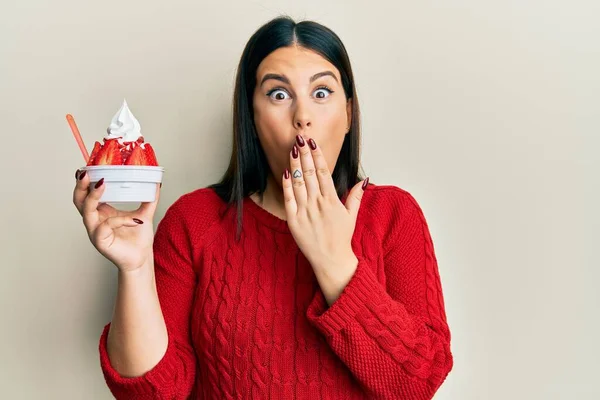 Piękna Brunetka Jedząca Lody Truskawkowe Pokrywające Usta Dłonią Zszokowana Bojąca — Zdjęcie stockowe