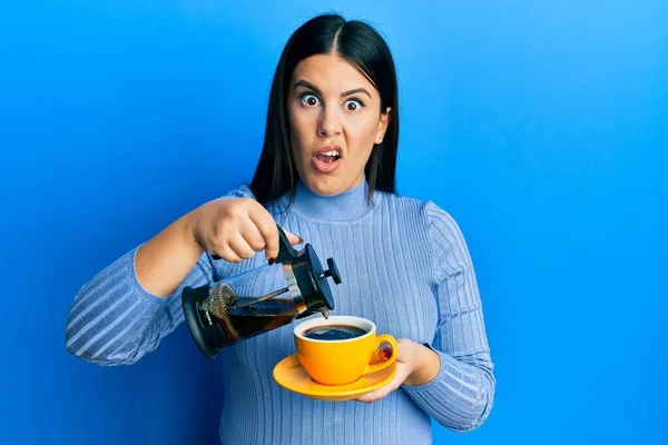 Güzel Esmer Kadın Elinde Kahve Makinesiyle Fincana Kahve Dolduruyor Cahil — Stok fotoğraf