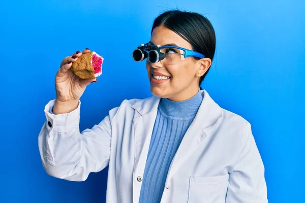 Beautiful Brunette Jeweller Woman Holding Geode Stone Wearing Magnifier Glasses — Stock Photo, Image