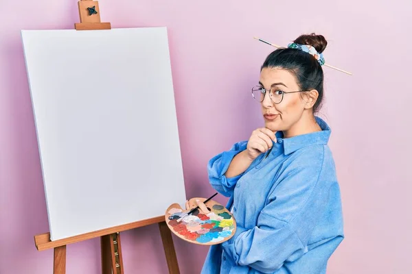 Young Beautiful Painter Woman Standing Easel Blank Empty Canva — Stock Photo, Image