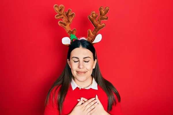Mladá Hispánka Oblečená Roztomilých Vánočních Rohů Soby Usmívající Rukama Hrudi — Stock fotografie