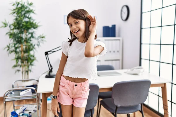 Jong Latijns Amerikaans Meisje Staat Kinderartsenkliniek Glimlachen Met Hand Oor — Stockfoto