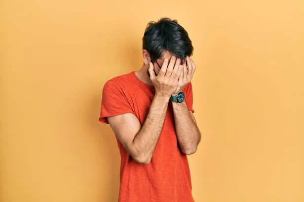 Jovem Hispânico Vestindo Roupas Casuais Óculos Com Expressão Triste Cobrindo — Fotografia de Stock