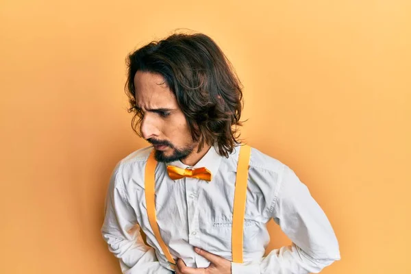 Jonge Spaanse Man Draagt Hipster Elegante Look Met Hand Maag — Stockfoto