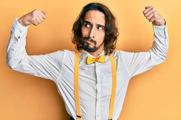 Homem Hispânico Jovem Vestindo Olhar Elegante Hipster Mostrando Músculos Braços — Fotografia de Stock