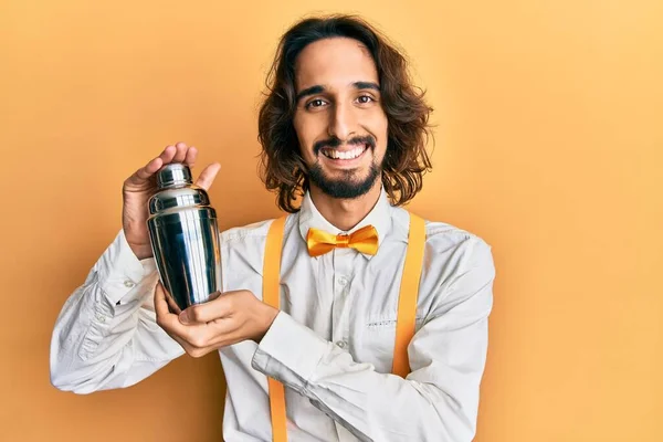 Ung Spansk Man Förbereder Cocktail Blanda Dryck Med Shaker Leende — Stockfoto