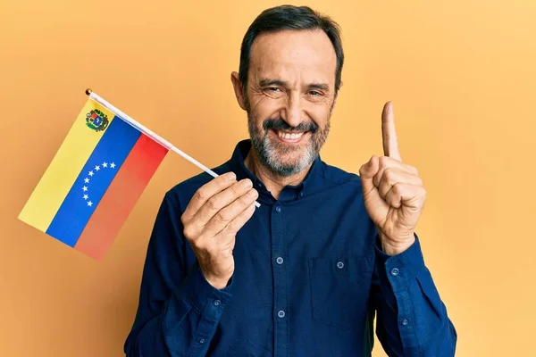 Homme Hispanique Moyen Âge Tenant Drapeau Vénézuélien Souriant Avec Une — Photo