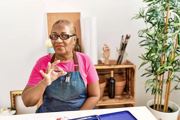 Senior Afrikanisch Amerikanische Frau Kommuniziert Mit Gehörloser Sprache Kunststudio — Stockfoto
