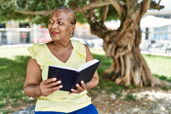 Starsza Afroamerykanka Czyta Książkę Siedzi Ławce Parku — Zdjęcie stockowe