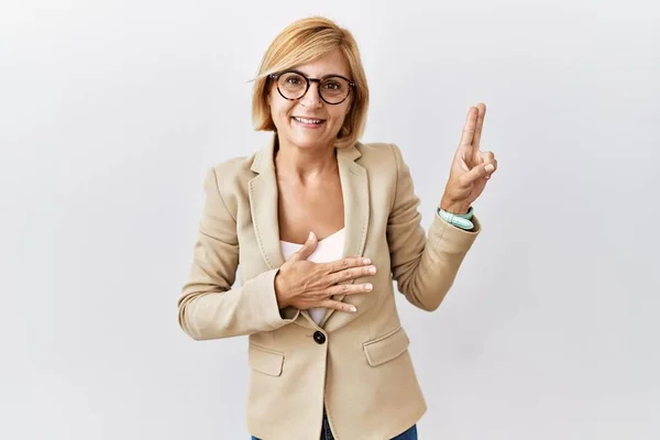 Mulher Negócios Loira Meia Idade Sobre Fundo Isolado Sorrindo Jurando — Fotografia de Stock