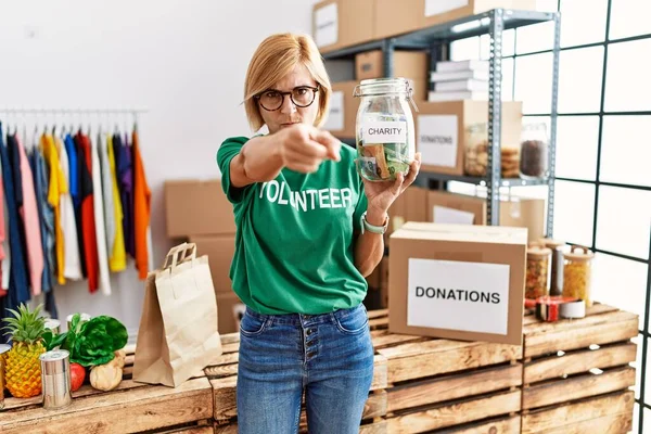 Middelbare Leeftijd Blonde Vrouw Dragen Vrijwilliger Shirt Met Liefdadigheid Geld — Stockfoto