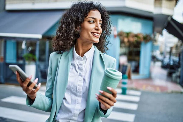 Ung Latinamerikansk Affärskvinna Bär Professionell Ser Leende Säker Staden Med — Stockfoto