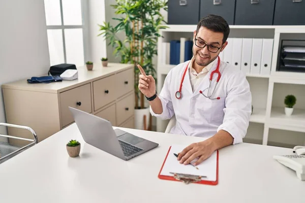 Young Hispanic Doctor Man Beard Doing Online Appointment Clinic Smiling — Stock Photo, Image