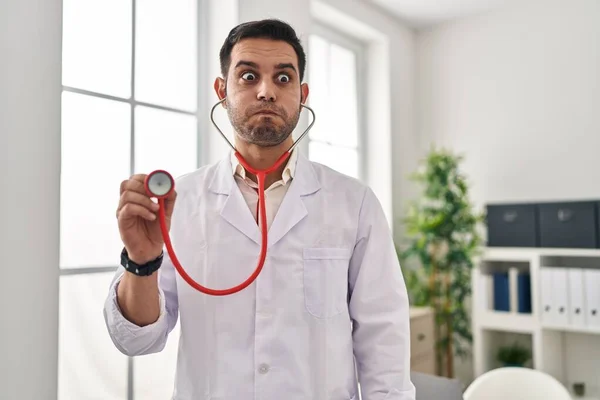 Ung Latinamerikansk Läkare Man Med Skägg Håller Stetoskop Auskulterande Puffande — Stockfoto
