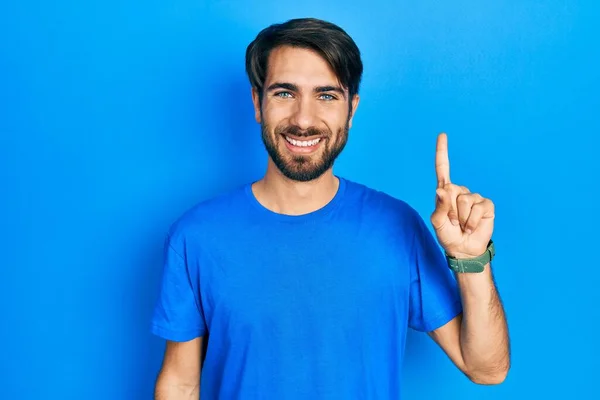 Junger Hispanischer Mann Lässiger Kleidung Zeigt Mit Erhobenem Zeigefinger Auf — Stockfoto