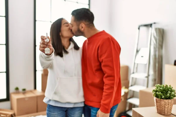 Jong Hispanic Paar Glimlachen Gelukkig Holding Sleutel Van Nieuw Huis — Stockfoto