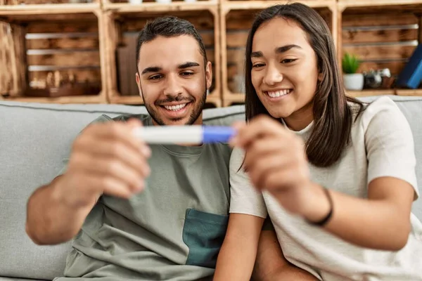 Jong Latijn Paar Glimlachen Gelukkig Uitziende Zwanger Testresultaat Thuis — Stockfoto