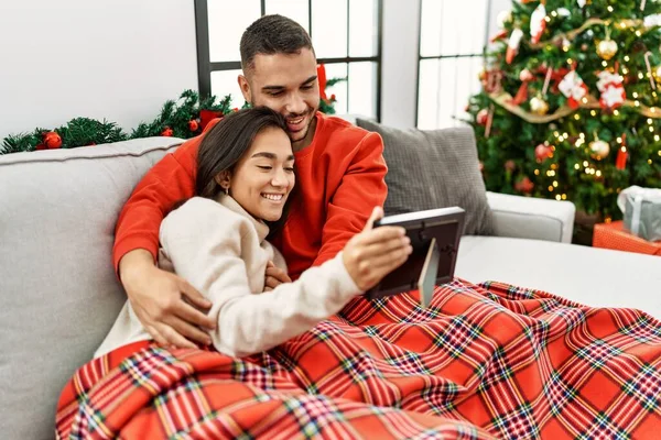 Jovem Casal Hispânico Sorrindo Feliz Olhando Foto Sentado Sofá Pela — Fotografia de Stock