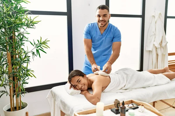Uomo Donna Latina Che Indossano Fisioterapia Massaggiando Indietro Utilizzando Borse — Foto Stock
