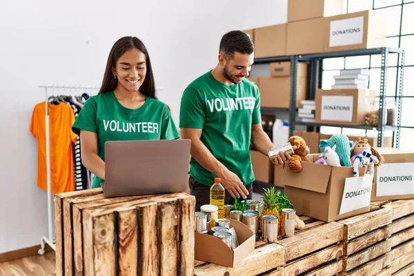 Young Latin Volunteer Couple Using Laptop Working Charity Center — Stock Photo, Image
