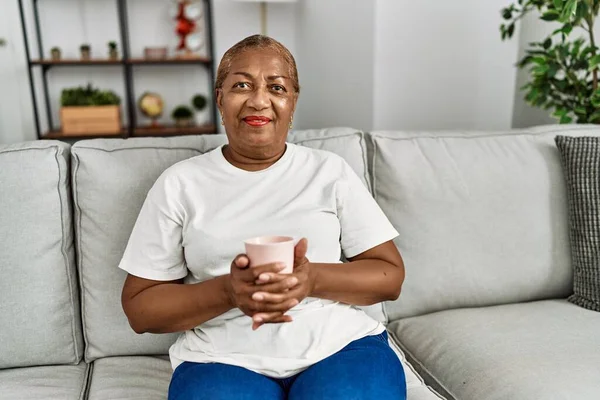 Starsza Afroamerykanka Uśmiecha Się Pewnie Pijąc Kawę Domu — Zdjęcie stockowe
