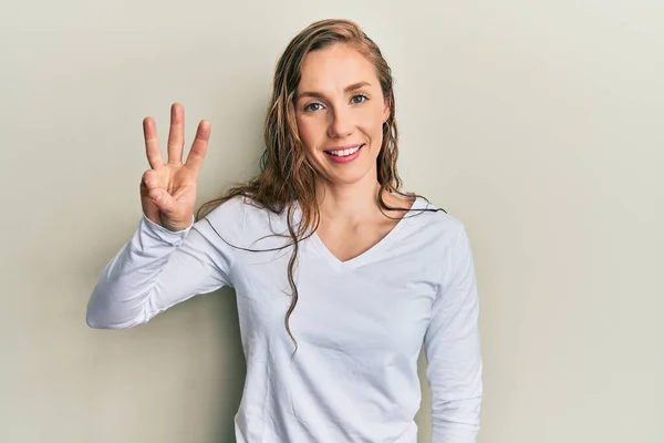 Junge Blonde Frau Lässiger Kleidung Zeigt Mit Finger Nummer Drei — Stockfoto