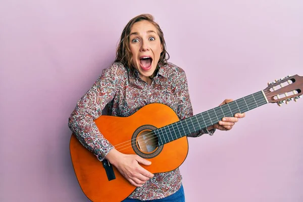 Jeune Femme Blonde Jouant Guitare Classique Célébrant Fou Étonné Pour — Photo