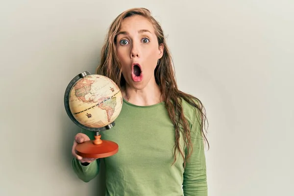 Ung Blond Kvinna Håller Vintage Världen Boll Rädd Och Förvånad — Stockfoto