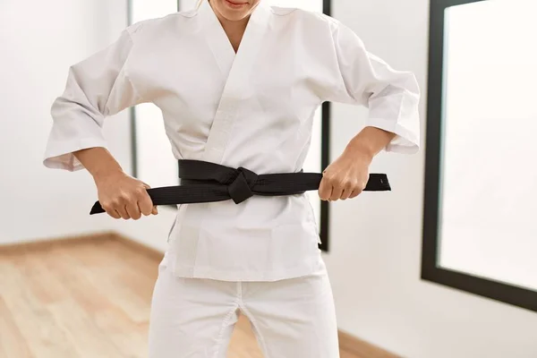 Ung Kaukasisk Kvinna Knyta Svart Karate Bälte Sportcenter — Stockfoto
