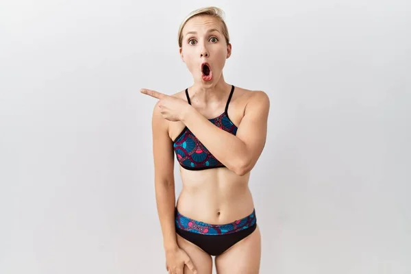 Fiatal Szőke Visel Sportos Bikini Felett Elszigetelt Háttér Meglepett Mutatva — Stock Fotó