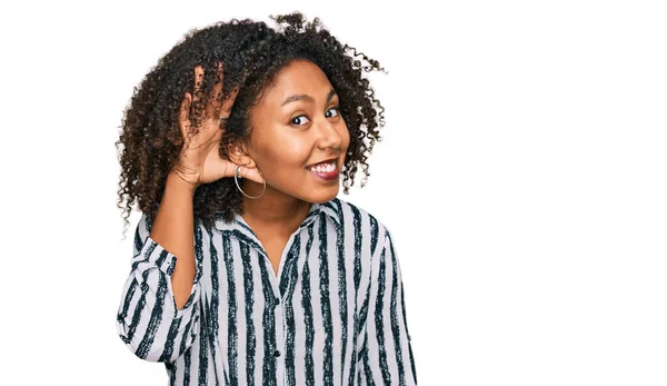 Νεαρή Αφρο Αμερικανίδα Που Φοράει Καθημερινά Ρούχα Χαμογελώντας Χέρι Πάνω — Φωτογραφία Αρχείου